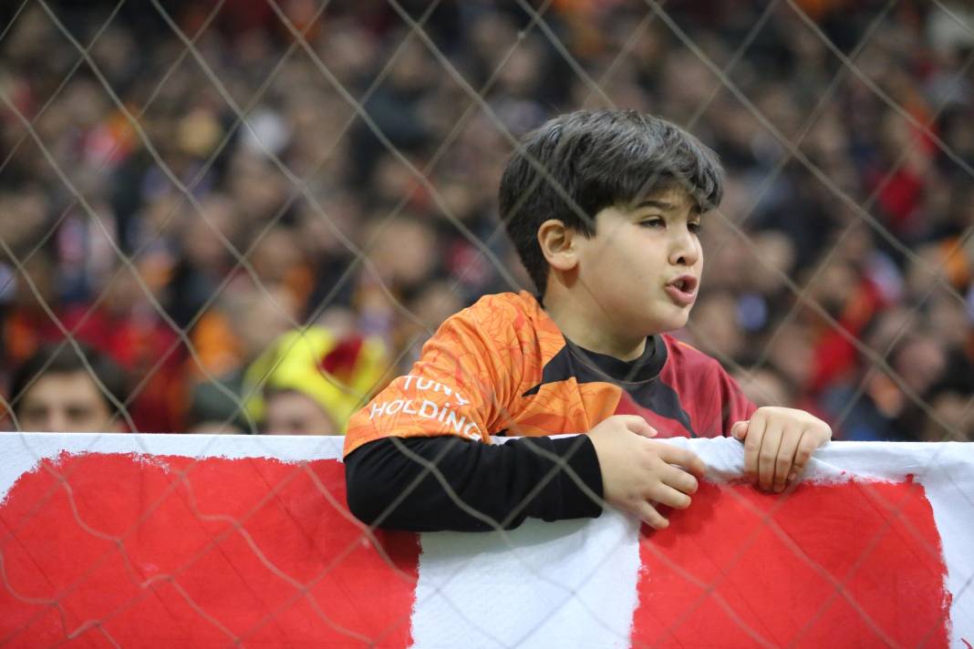 Galatasaray'ın muhteşem geri dönüşünden çok özel resimler: Tribünler şov yaptı 38